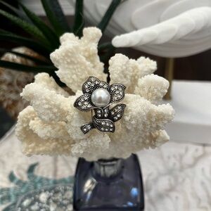 Brand New! Vintage Flower Brooch with Freshwater Pearl